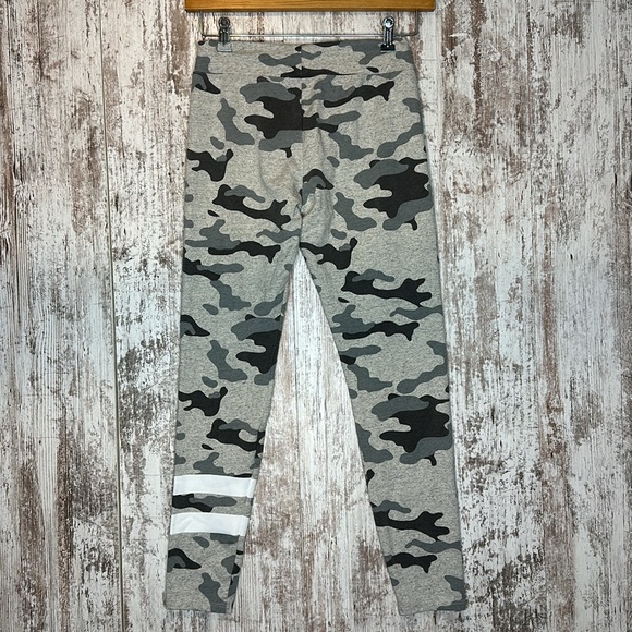 Sundry Anthropologie Camo Print yoga leggings made in USA sz 2 - Picture 3 of 5